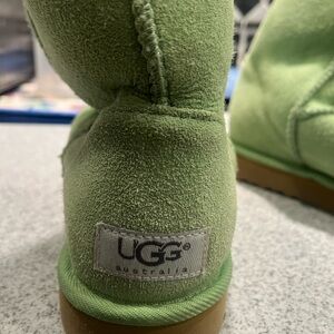 ugg boots.   worn  handful of times

womens size 7   fit more like. 8 - 8.5